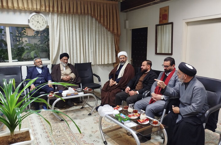 دیدار مشاور تولیت حرم مطهر بانوی کرامت با دست‌اندرکاران همایش سلمان فارسی در عراق + تصاویر