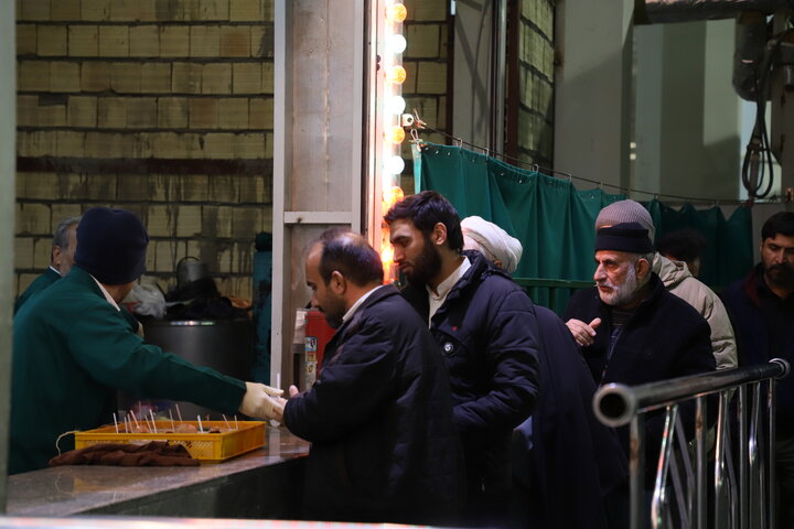 حال و هوای حرم در شب ولادت امام محمد باقر (ع) و شب یلدا