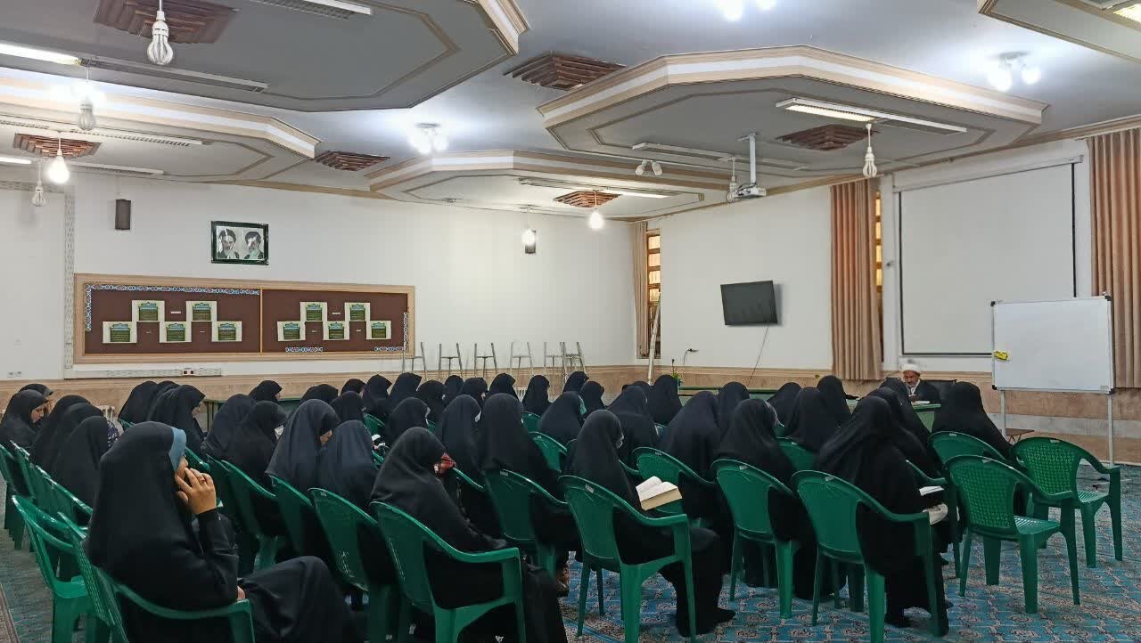 تصاویر/ درس اخلاق مدرسه علمیه حضرت زینب(س) کرمان