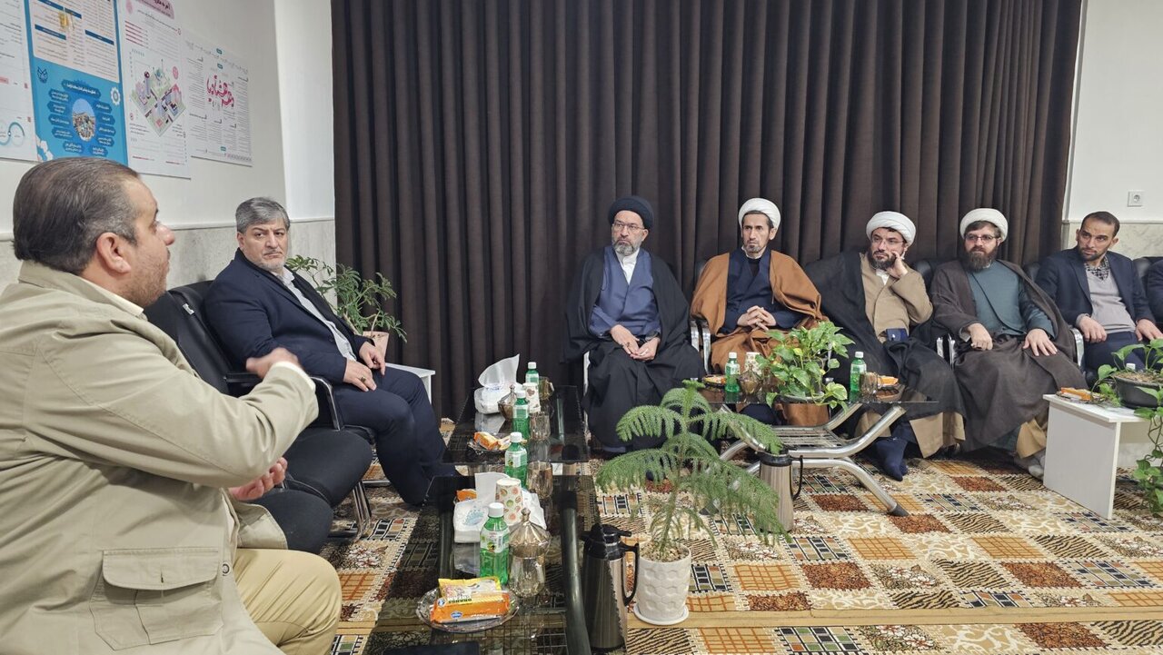 بازدید جمعی از مسئولان حرم مطهر بانوی کرامت از کمپ ترک اعتیاد کرامت قم + تصاویر