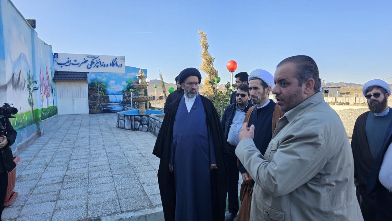 بازدید جمعی از مسئولان حرم مطهر بانوی کرامت از کمپ ترک اعتیاد کرامت قم + تصاویر