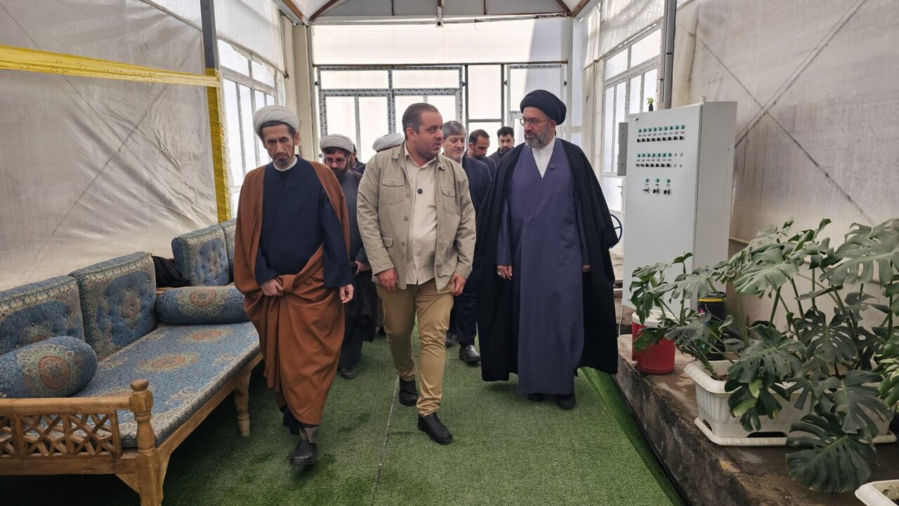 بازدید جمعی از مسئولان حرم مطهر بانوی کرامت از کمپ ترک اعتیاد کرامت قم + تصاویر