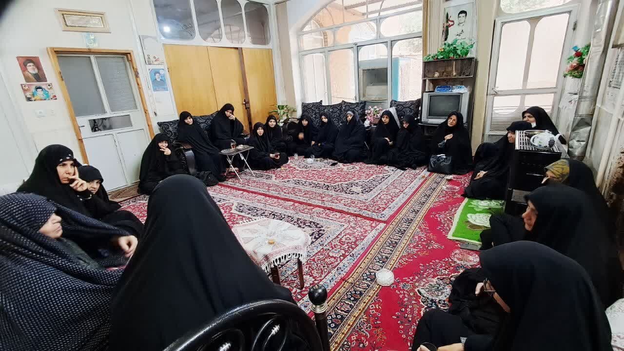 دیدار طلاب مدرسه علمیه  فاطمه الزهرا(س) اردکان با مادر شهید مروتی 