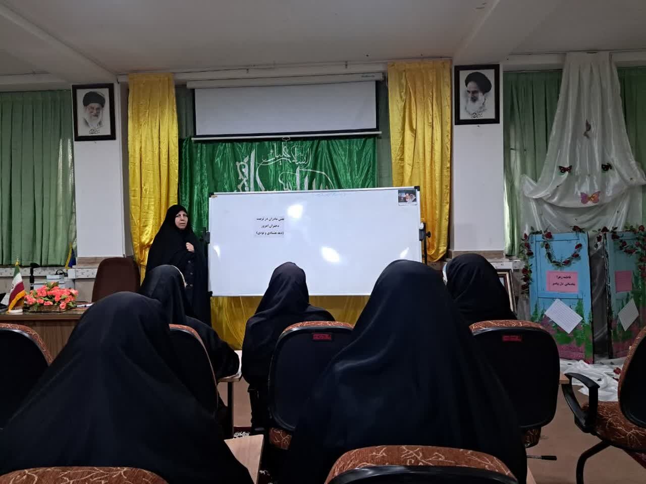 نقش مادران در تربیت دختران نسل جدید بررسی شد