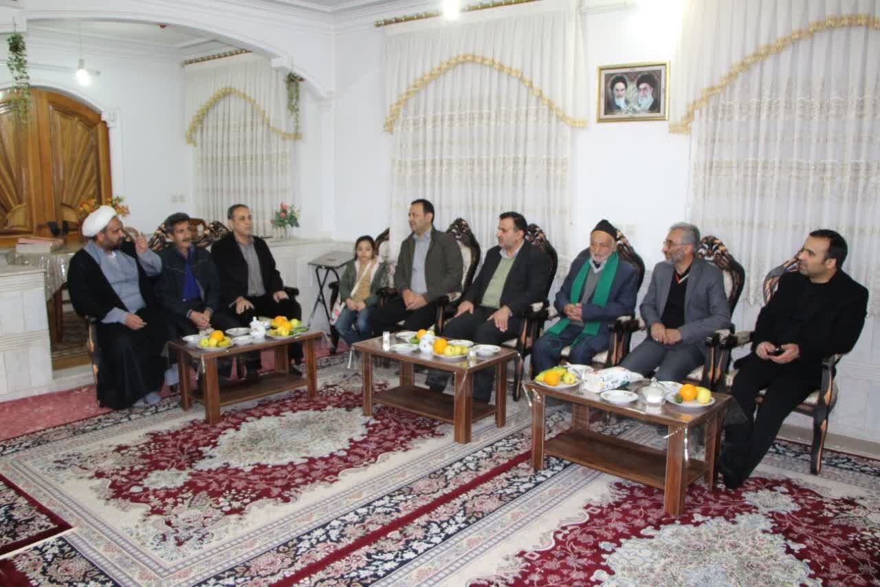 خانواده‌ شهدا، چراغ راه جامعه و الگوی صبر و استقامت هستند