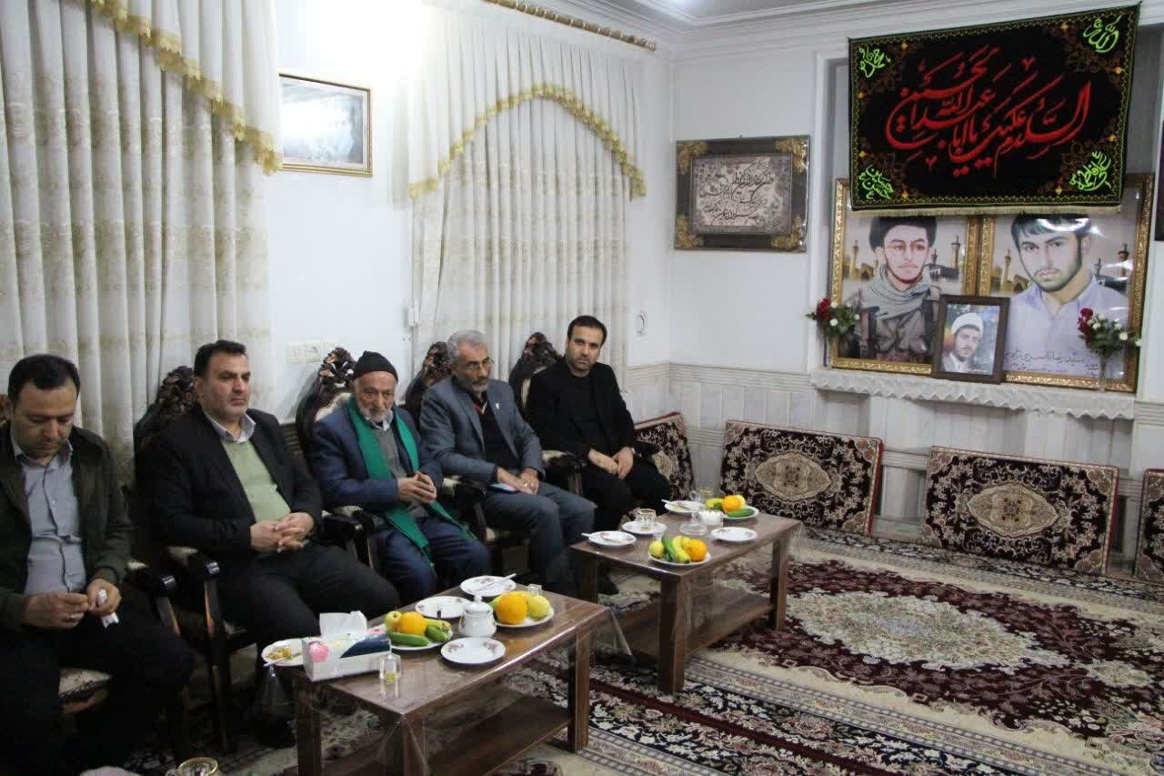 خانواده‌ شهدا، چراغ راه جامعه و الگوی صبر و استقامت هستند