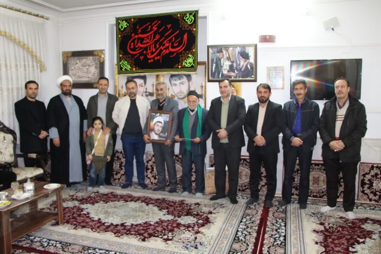 خانواده‌ شهدا، چراغ راه جامعه و الگوی صبر و استقامت هستند