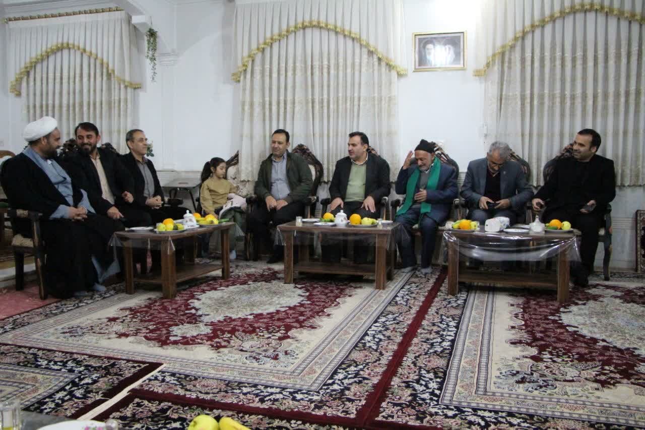 خانواده‌ شهدا، چراغ راه جامعه و الگوی صبر و استقامت هستند