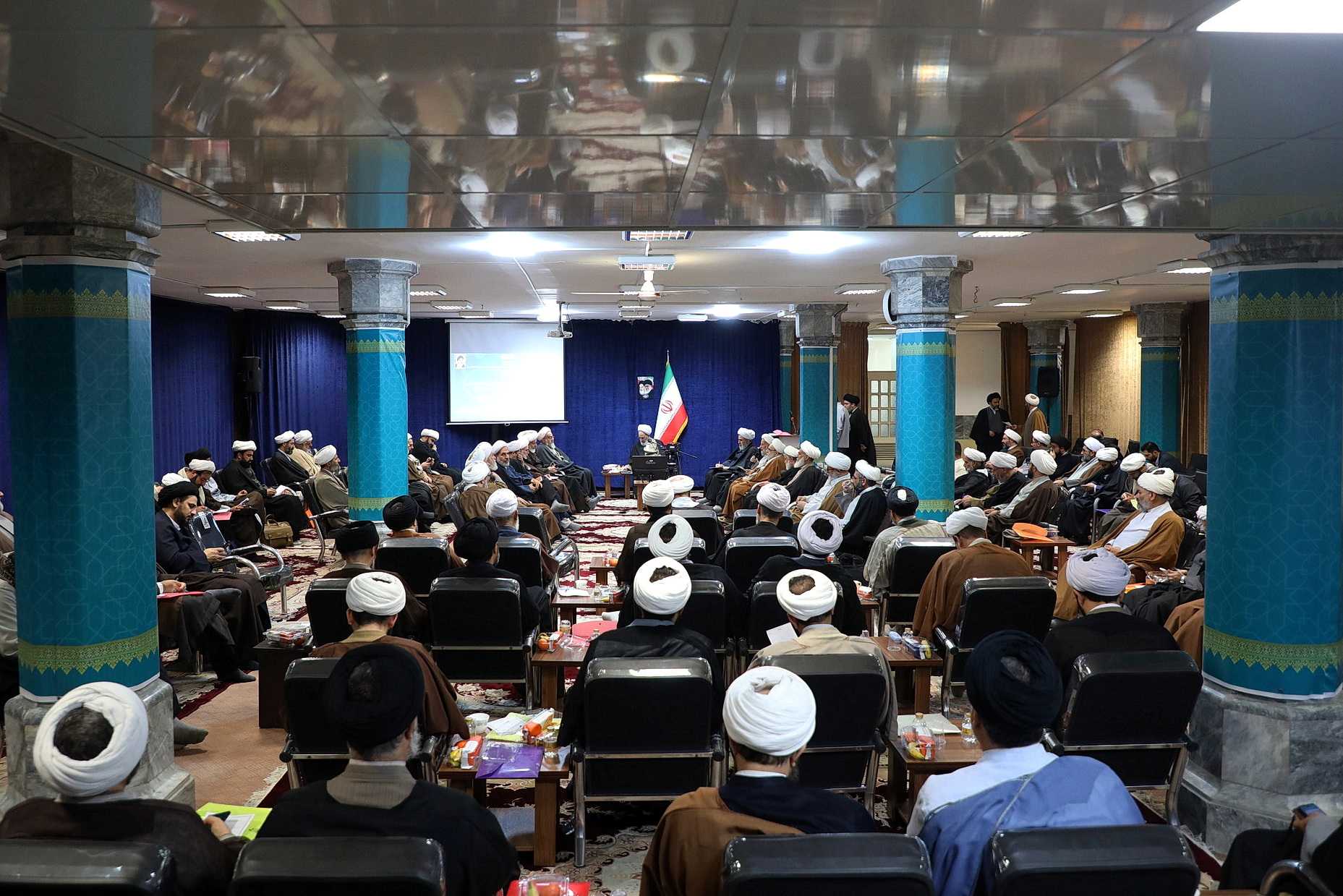 تصاویر/ آیت اللہ اعرافی کی موجودگی میں حوزہ ہائے علمیہ کے اساتذۂ علمِ کلام کا اجلاس