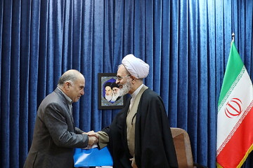 تصاویر/ دیدار مدیرکل ثبت‌ احوال قم با آیت الله اعرافی