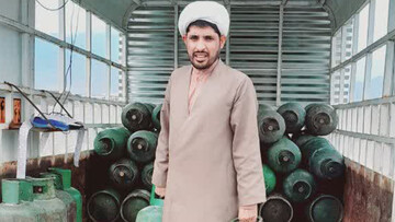 تصاویر/ توزیع کپسول گاز میان اهالی روستای کریم‌آباد سفلی در پی بارش باران