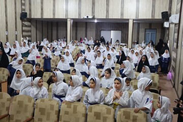 تصاویر/ برگزاری آیین اختتامیه هفته ماها با اجرای دانش‌آموزان مدرسه دخترانه فرهنگ