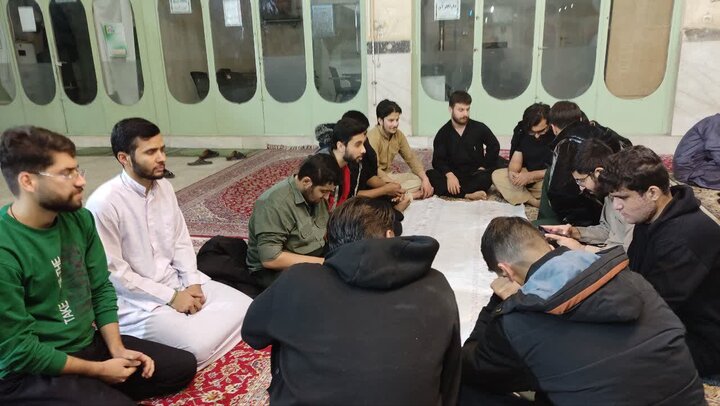 تصاویر/ دورهمی طلاب خوابگاهی مدرسه علمیه آیت‌الله مدنی کاشانی(ره) در شب ولادت امام باقر‌(ع)