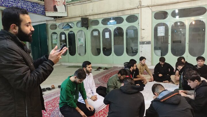 تصاویر/ دورهمی طلاب خوابگاهی مدرسه علمیه آیت‌الله مدنی کاشانی(ره) در شب ولادت امام باقر‌(ع)