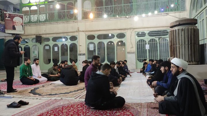 تصاویر/ دورهمی طلاب خوابگاهی مدرسه علمیه آیت‌الله مدنی کاشانی(ره) در شب ولادت امام باقر‌(ع)