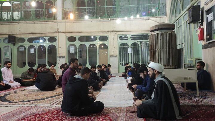 تصاویر/ دورهمی طلاب خوابگاهی مدرسه علمیه آیت‌الله مدنی کاشانی(ره) در شب ولادت امام باقر‌(ع)