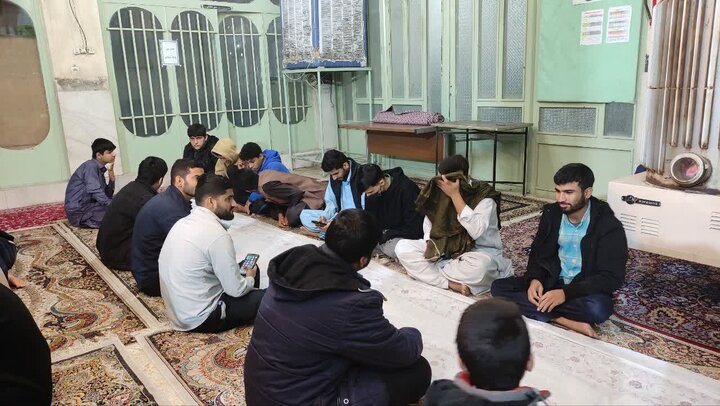 تصاویر/ دورهمی طلاب خوابگاهی مدرسه علمیه آیت‌الله مدنی کاشانی(ره) در شب ولادت امام باقر‌(ع)