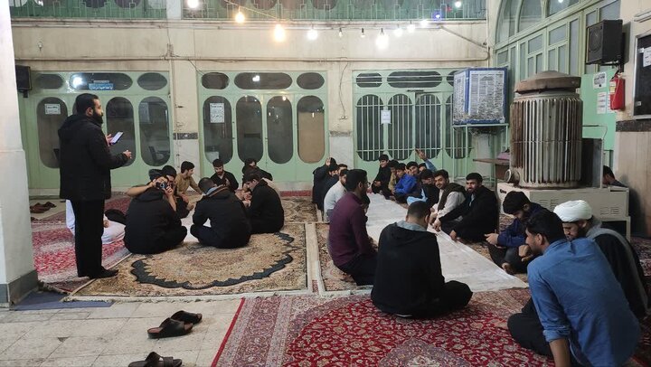 تصاویر/ دورهمی طلاب خوابگاهی مدرسه علمیه آیت‌الله مدنی کاشانی(ره) در شب ولادت امام باقر‌(ع)