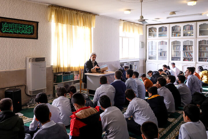 تصاویر / حضور امام جمعه قزوین در دبیرستان متوسطه اول  شهید تهرانی مقدم