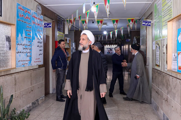 تصاویر / حضور امام جمعه قزوین در دبیرستان متوسطه اول  شهید تهرانی مقدم