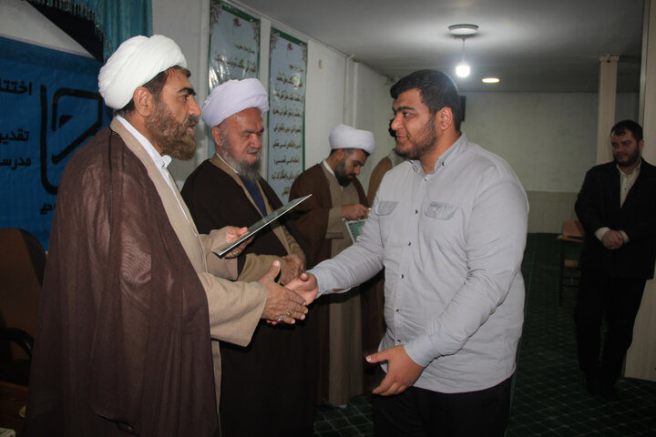 تصاویر / مراسم اختتامیه جشنواره مدرسه‌ای علامه حلی(ره) در مدرسه علمیه شهید مصطفی خمینی (ره) تاکستان