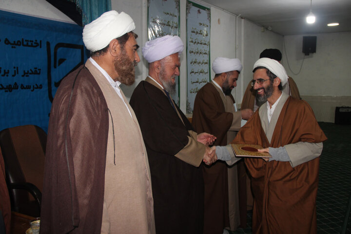 تصاویر / مراسم اختتامیه جشنواره مدرسه‌ای علامه حلی(ره) در مدرسه علمیه شهید مصطفی خمینی (ره) تاکستان