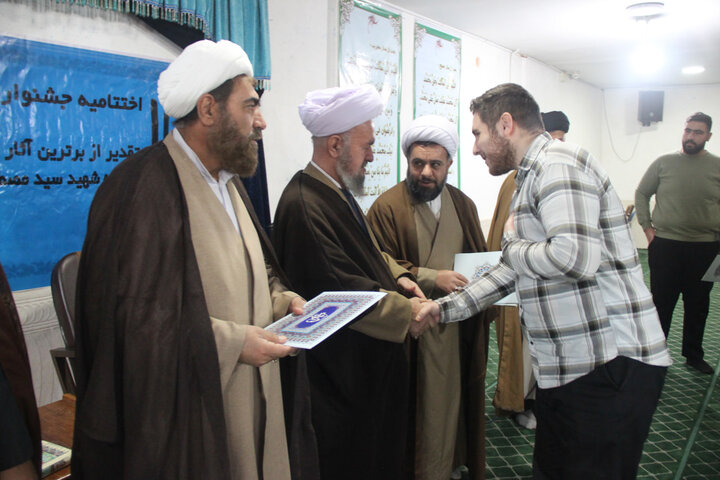 تصاویر / مراسم اختتامیه جشنواره مدرسه‌ای علامه حلی(ره) در مدرسه علمیه شهید مصطفی خمینی (ره) تاکستان