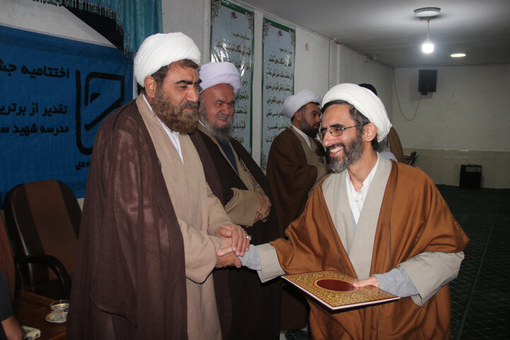 تصاویر / مراسم اختتامیه جشنواره مدرسه‌ای علامه حلی(ره) در مدرسه علمیه شهید مصطفی خمینی (ره) تاکستان