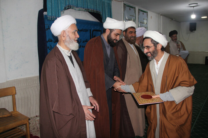 تصاویر / مراسم اختتامیه جشنواره مدرسه‌ای علامه حلی(ره) در مدرسه علمیه شهید مصطفی خمینی (ره) تاکستان