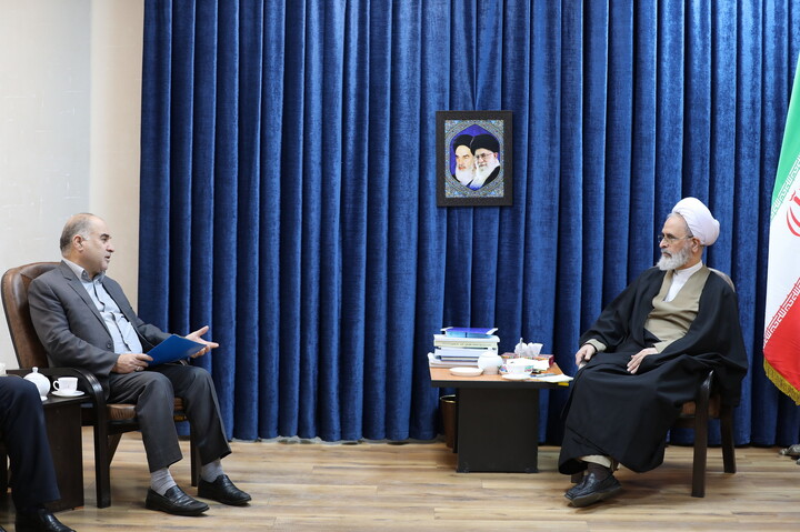 تصاویر/ دیدار مدیرکل ثبت‌ احوال قم با آیت الله اعرافی