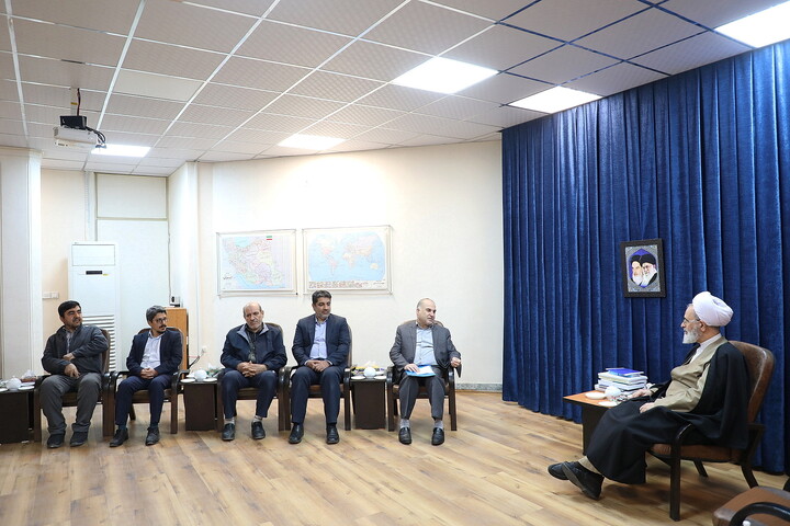 تصاویر/ دیدار مدیرکل ثبت‌ احوال قم با آیت الله اعرافی