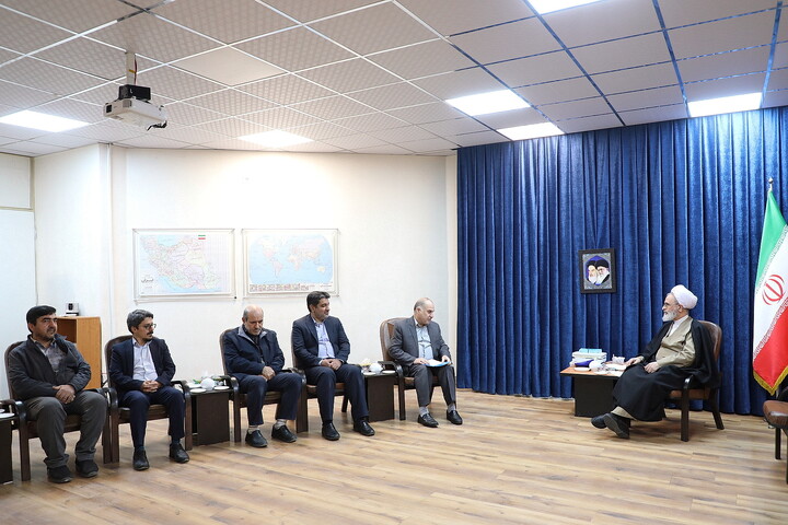 تصاویر/ دیدار مدیرکل ثبت‌ احوال قم با آیت الله اعرافی