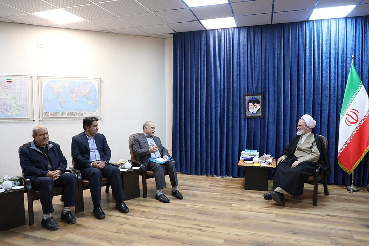 تصاویر/ دیدار مدیرکل ثبت‌ احوال قم با آیت الله اعرافی