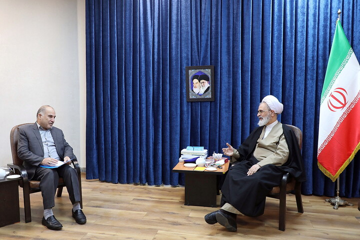 تصاویر/ دیدار مدیرکل ثبت‌ احوال قم با آیت الله اعرافی