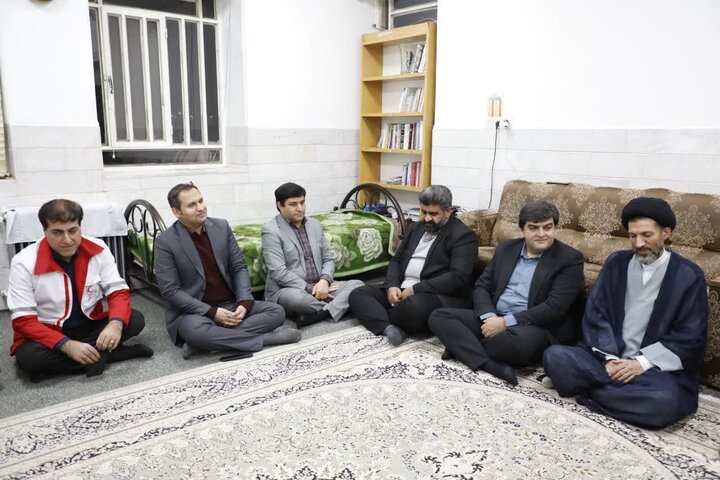 بازدید و نشست صمیمی مسئولان شهرستان اردکان از پایگاه های جمعیت هلال‌احمر