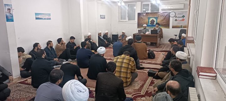 حوزۂ علمیہ کو دشمن کا مقابلہ کرنے اور معاشرتی ضروریات کا جواب دینے میں صفِ اوّل میں ہونا چاہیے