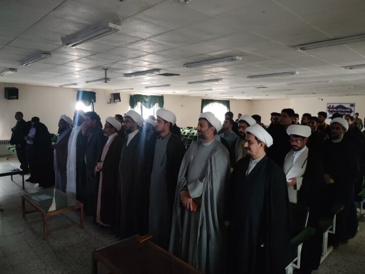 حضور اساتید حوزه علمیه جعفریه زرند و دانشگاه آزاد اسلامی در جلسه وحدت حوزه و دانشگاه شهرستان زرند.