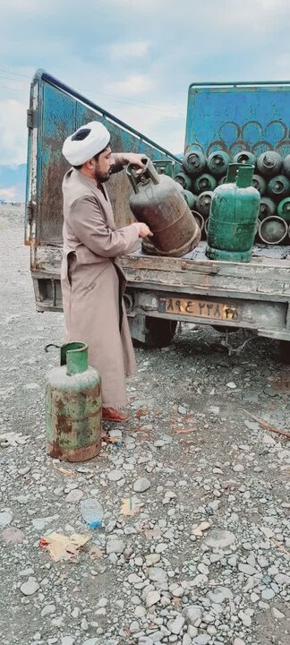 جمع‌آوری و توزیع کپسول گاز میان اهالی روستای کریم‌آباد سفلی با پیگیری میرخانی امام جماعت روستا.