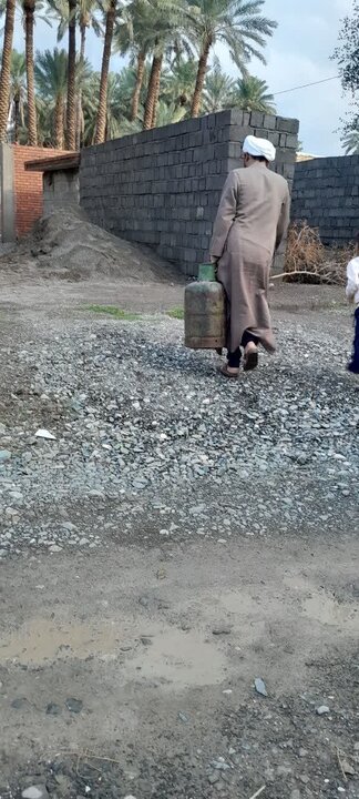 جمع‌آوری و توزیع کپسول گاز میان اهالی روستای کریم‌آباد سفلی با پیگیری میرخانی امام جماعت روستا.