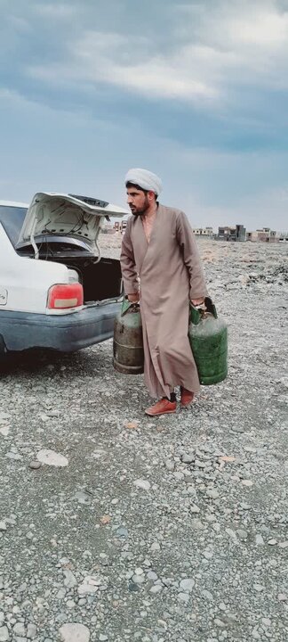 جمع‌آوری و توزیع کپسول گاز میان اهالی روستای کریم‌آباد سفلی با پیگیری میرخانی امام جماعت روستا.