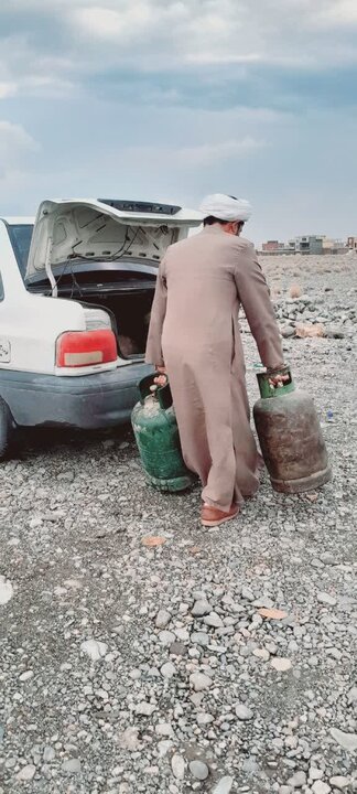 جمع‌آوری و توزیع کپسول گاز میان اهالی روستای کریم‌آباد سفلی با پیگیری میرخانی امام جماعت روستا.