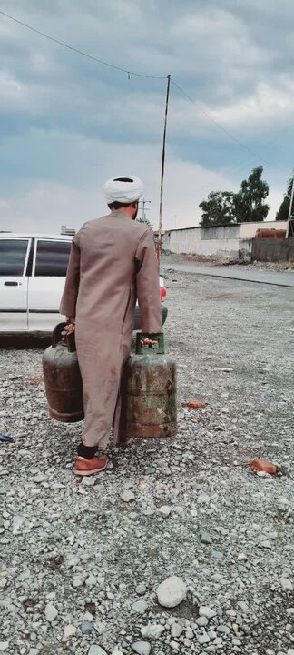 جمع‌آوری و توزیع کپسول گاز میان اهالی روستای کریم‌آباد سفلی با پیگیری میرخانی امام جماعت روستا.