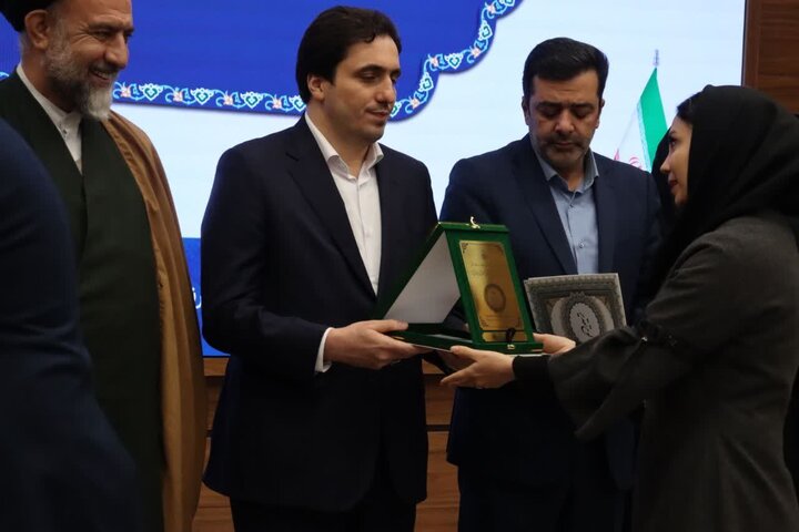 تصاویر/ تقدیر امام جمعه شهریار از نخبگان و پژوهشگران جوان
