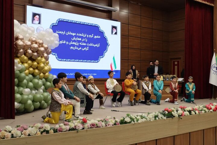 تصاویر/ تقدیر امام جمعه شهریار از نخبگان و پژوهشگران جوان