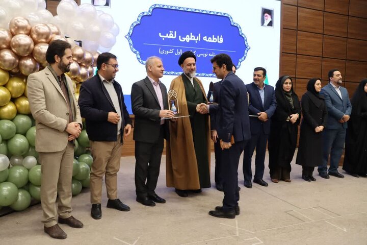 تصاویر/ تقدیر امام جمعه شهریار از نخبگان و پژوهشگران جوان