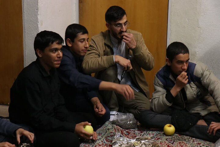 دورهمی صمیمی طلاب مدرسه علمیه محمودیه کرمان به مناسبت شب اول ماه رجب.