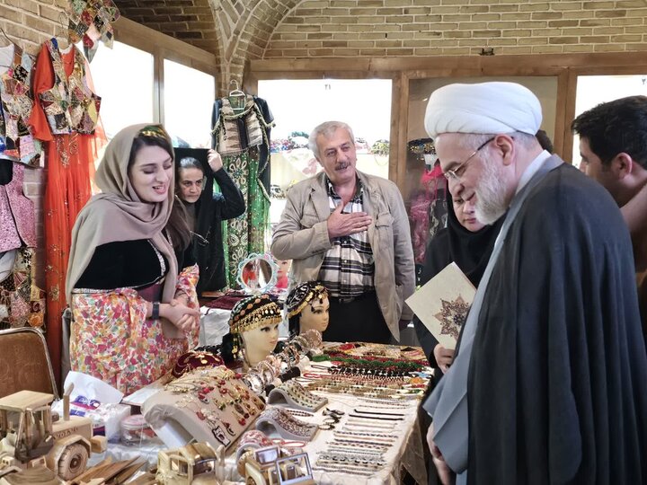 تصاویر/ بازدید نماینده ولی‌فقیه در  کردستان از نمایشگاه صنایع‌دستی در موزه خانه کُرد سنندج