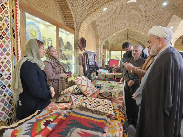 تصاویر/ بازدید نماینده ولی‌فقیه در  کردستان از نمایشگاه صنایع‌دستی در موزه خانه کُرد سنندج