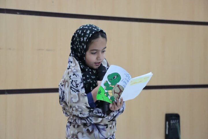 تصاویر/ برگزاری آیین اختتامیه هفته ماها با اجرای دانش‌آموزان مدرسه دخترانه فرهنگ