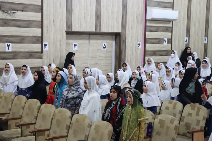 تصاویر/ برگزاری آیین اختتامیه هفته ماها با اجرای دانش‌آموزان مدرسه دخترانه فرهنگ